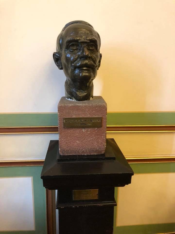 Victor Babes' bronze head, Carol Davila University of Medicine and Pharmacy, Bucharest (by Adrian Thomas).jpg